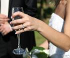 Η νύφη με ένα ποτήρι σαμπάνια